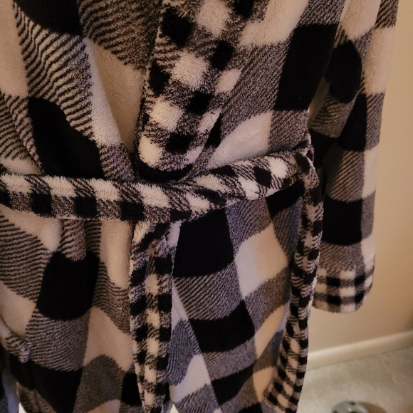 Martha Stewart Buffalo Check Black and White Fleece Robe One Size Fits Most - Picture 6 of 7